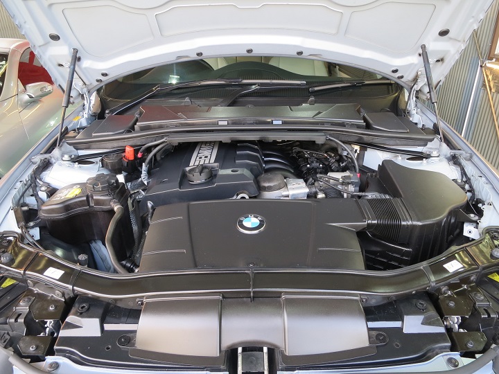 BMW320エンジンルーム仕上げ